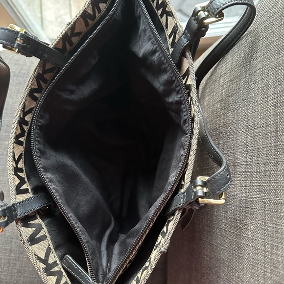 LIKE NEW AUTHENTIC MICHAEL KORS MONOGRAM Purse - Picture 10 of 10